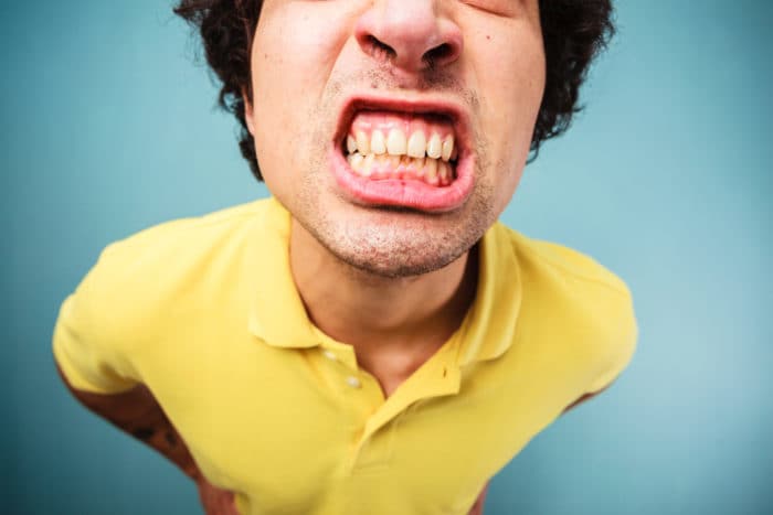 如何擺脫磨牙症的牙齒開裂習慣