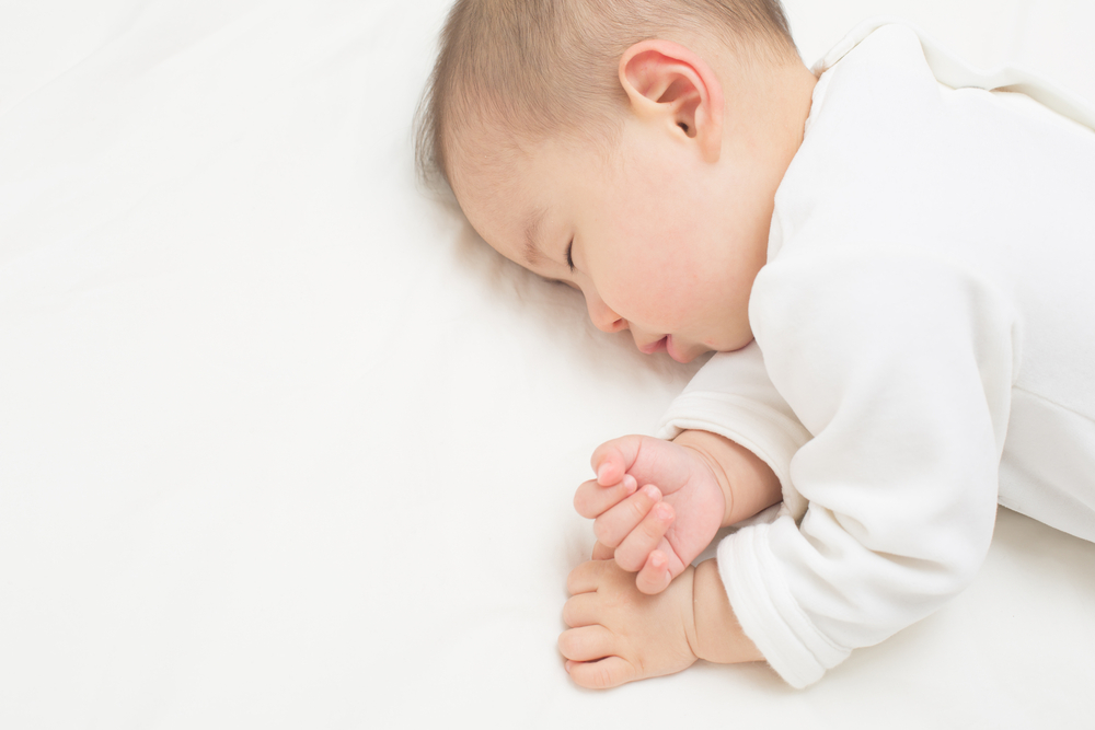 嬰兒在接種疫苗後睡覺
