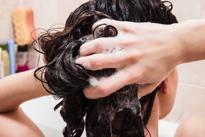 停止使用洗髮水洗髮