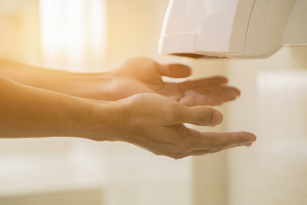 用乾燥機乾燥手而不是傳播更多的細菌